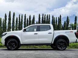 Новая NISSAN NAVARA 2.5L 4X4 LE PLUS D/C Бензин КП Mеханика 2025 год